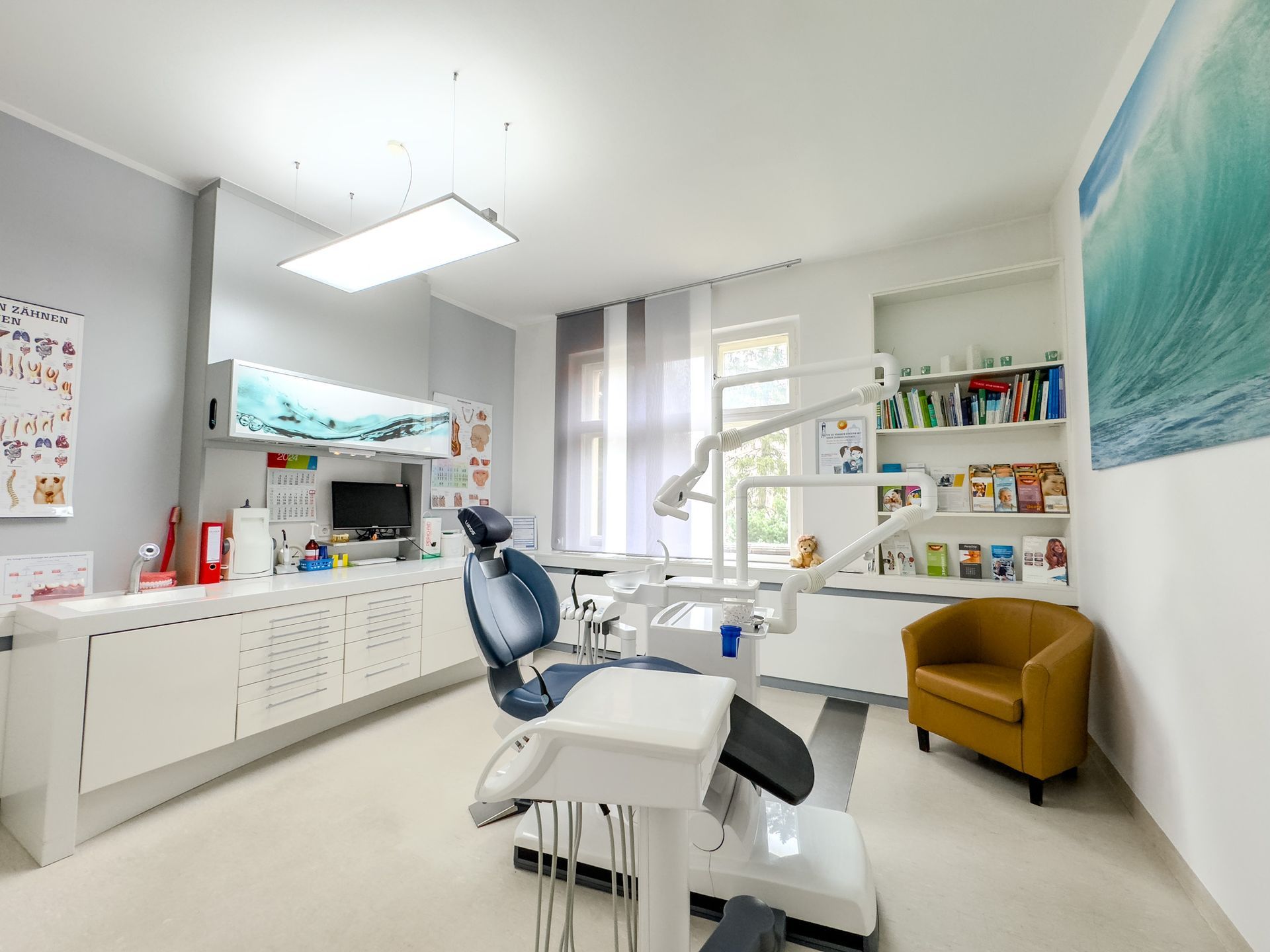 Großes Behandlungszimmer mit Gartenblick